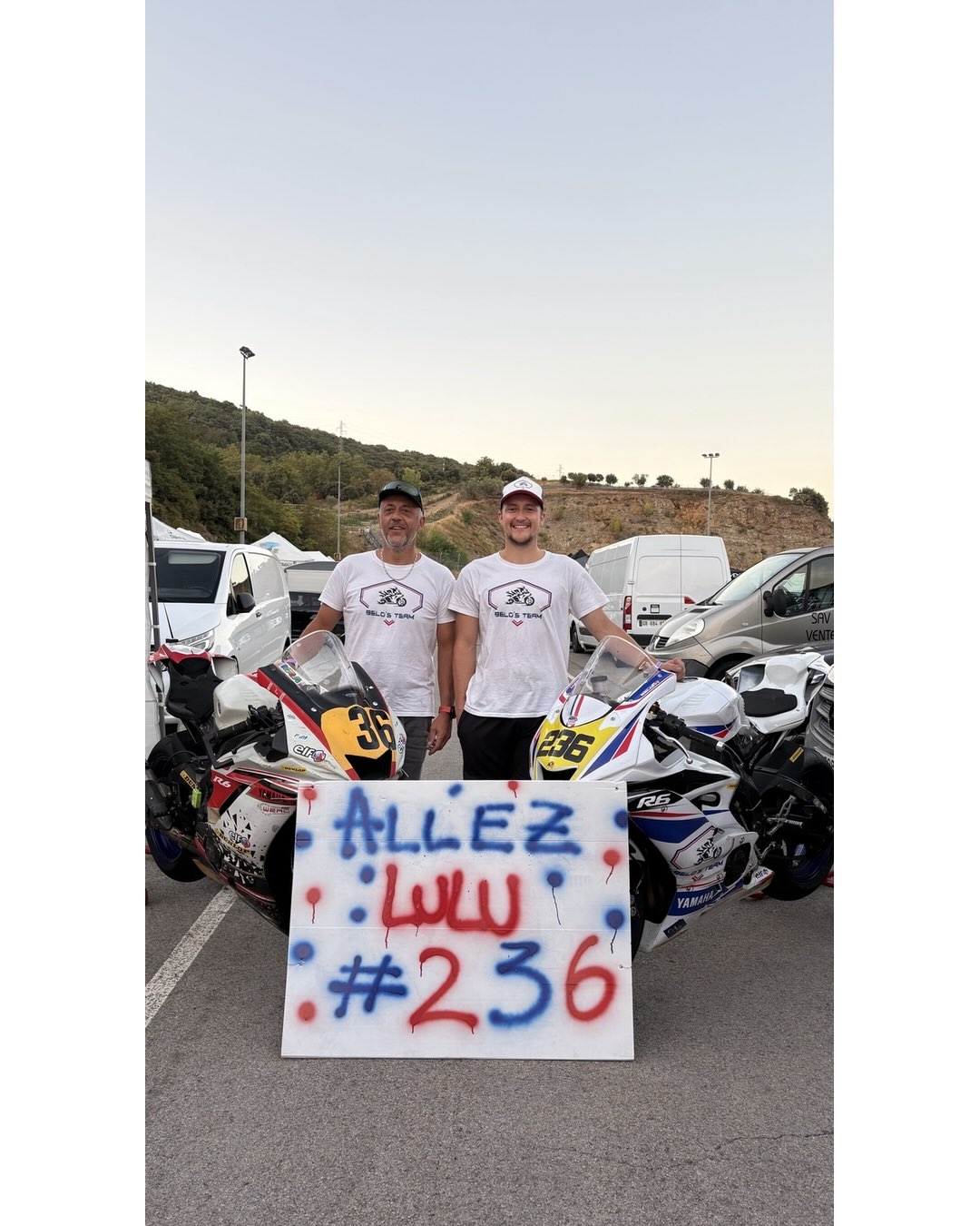 Deux membres de Belo’s Team en T-shirts de l’association, dans le paddock à Alès