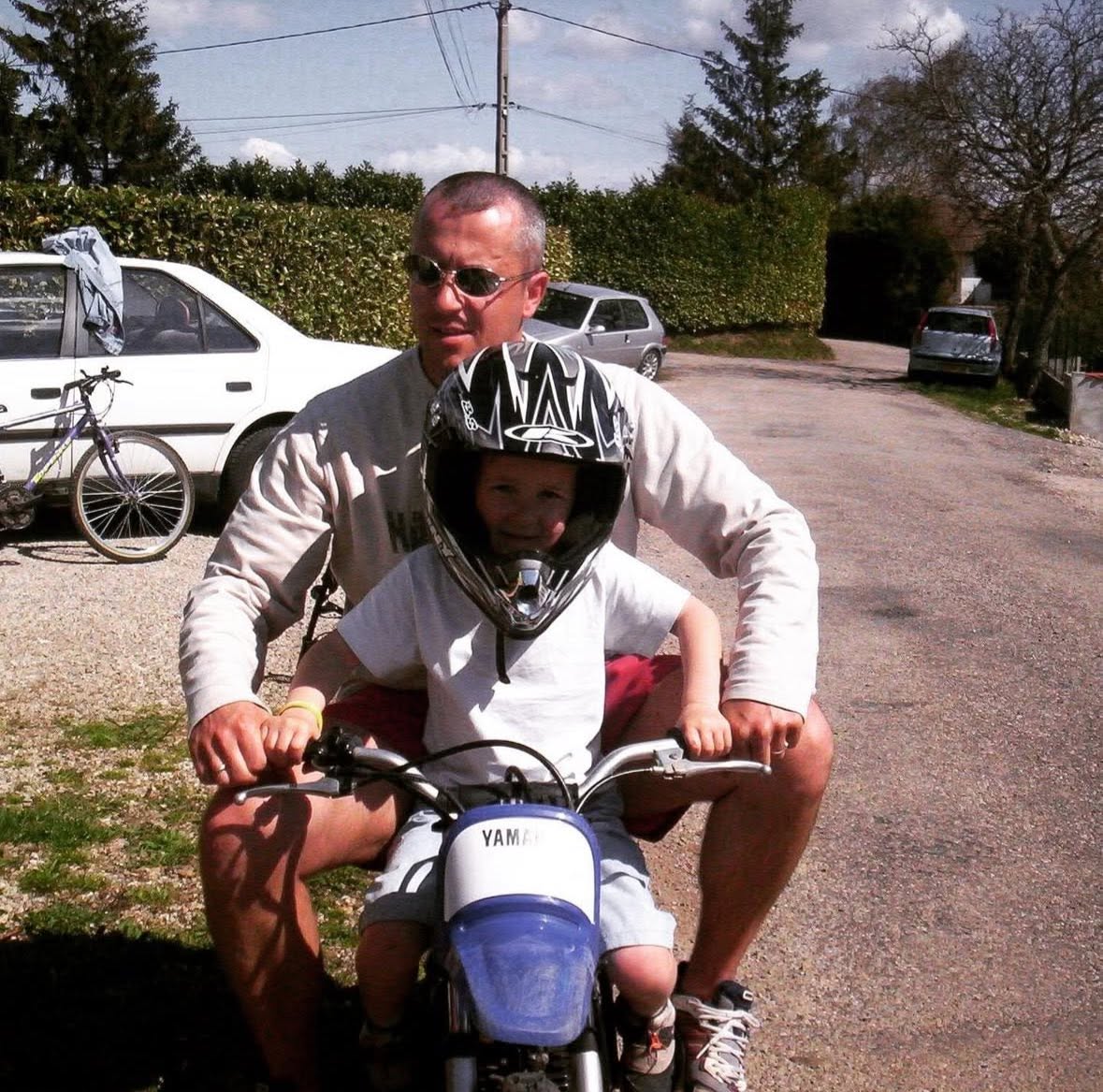 Archive familiale : un père et son fils sur une petite Yamaha